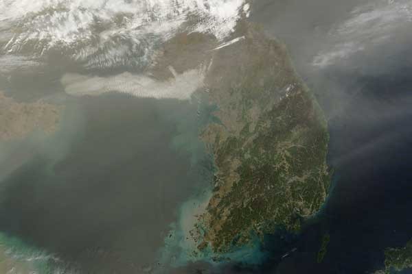 중국이 석탄(갈탄)을 땔 때마다 한반도를 덮치는 스모그의 모습. 중국 산둥반도에서 원전사고가 일어나면 방사능 먼지가 이렇게 한반도를 덮치게 된다. [사진: 美위성영상정보업체 홈페이지 캡쳐]
