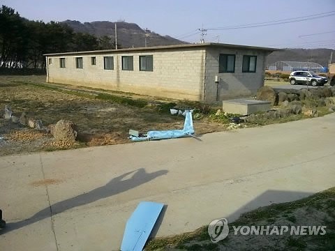 ▲ 백령도서 추락한 '국적불명' 무인항공기 잔해.ⓒ연합뉴스