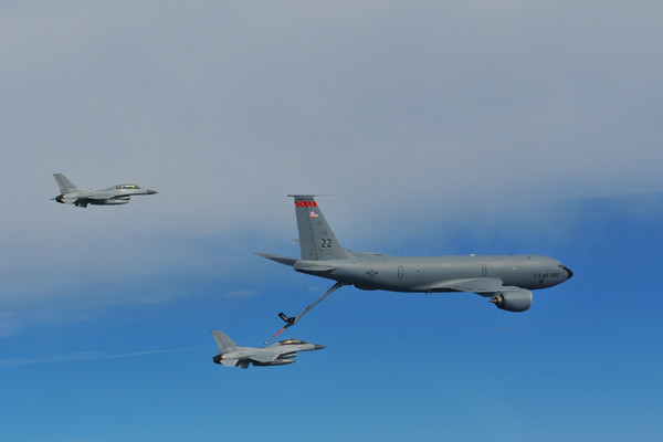 ▲ 미공군 공중급유기를 통한 훈련하는 KF-16 전투기.ⓒ공군