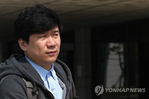 ▲ 유우성씨가 2일 오전 서울 서초구 서울고등검찰청에 변호인들과 함께 출석해 철저한 수사를 촉구하는 내용의 의견서를 전달한 후 건물을 나서고 있다. (사진 = 저작권자(c) 연합뉴스, 무단 전재-재배포 금지)