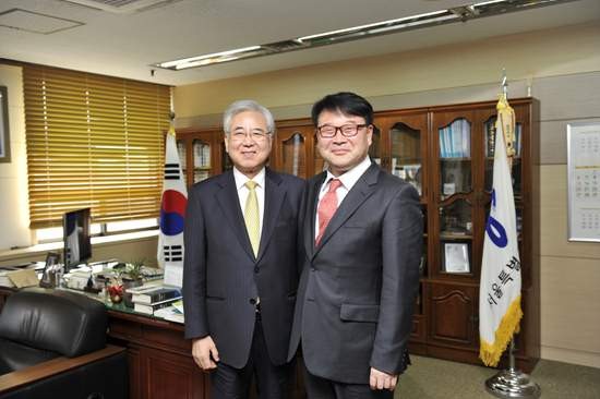 ▲ 2일 오후 서울시 교육청에서 조전혁 경기도 교육감 예비후보가 문용린 서울시 교육감을 만났다. ⓒ 조전혁 경기도 교육감 예비후보 측 제공