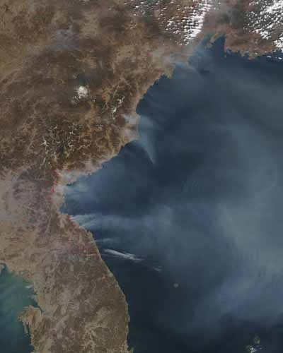 북한에서 발생한 산불 위성사진. 자세히 보면 보이는 빨간 점이 산불들이다. ⓒ김성일 서울대 교수 제공.