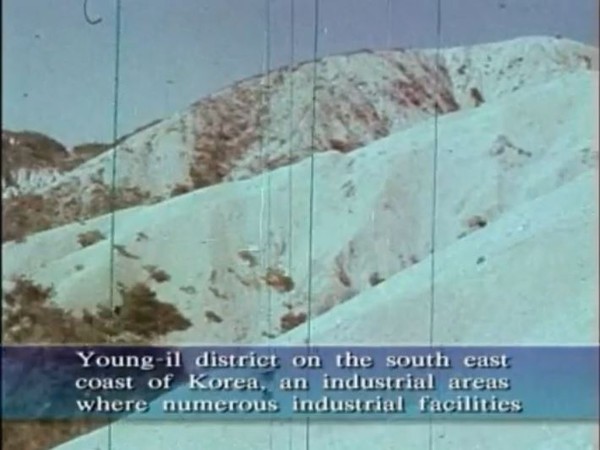 ▲ [남의 사막화] 상징이었던 경북 영일만의 야산. 산이 거칠고 하얀 속살을 그대로 드러내고 있다. ⓒ산림청 동영상화면 캡쳐