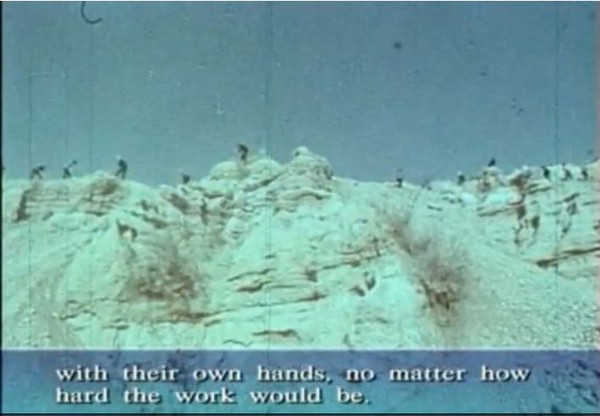 ▲ 사막화된 산 위 벼랑 위에 올라 맨 손으로 사막과 싸우던 우리 선배들. 김성일 교수는 산림복원 국제회의 때마다 이 동영상을 보여주면서 대한민국이 대단한 일을 해냈음을 느끼게 된다고 입버릇 처럼 말하고 있다. ⓒ산림청 동영상화면 캡쳐