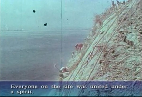 ▲ 우리 선배들은 낙석이 쏟아지는 가운데 외줄 하나에 매달려 나무를 심었다. 생명을 건 이들의 노력으로 [남의 사막화]는 정지됐다.ⓒ산림청 동영상화면 캡쳐