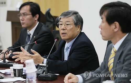 ▲ 김성호 전 국가정보원장이 2일 국회 의원회관에서 열린 혁신연대포럼에서 유우성 사건 등 국정원 현안에 대해 강연하고 있다. (사진= 저작권자(c) 연합뉴스, 무단 전재-재배포 금지)