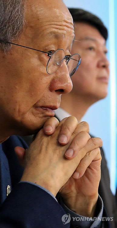 ▲ 안철수 새정치연합 중앙운영위원장(오른쪽)과 윤여준 공동위원장이 지난달 17일 서울 여의도 사무실에서 열린 공동위원장단 회의에서 생각에 잠겨 있다. ⓒ연합뉴스