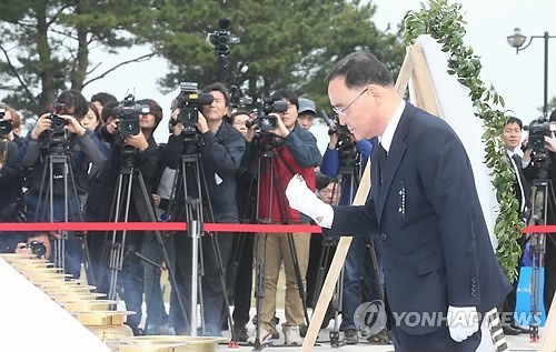 ▲ 정홍원 국무총리가 3일 오전 제주도 제주 4.3평화공원 위령제단에서 열린 제66주년 에서 헌화 분향하고 있다. 2014.4.3 (사진 = 저작권자(c) 연합뉴스, 무단 전재-재배포 금지)