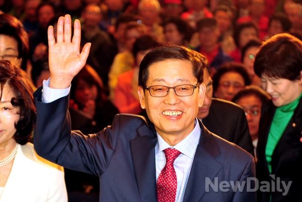 ▲ 서울시장에 도전하는 김황식 전 총리가 3일 출정식에서 환하게 웃고 있다. ⓒ 이종현 기자