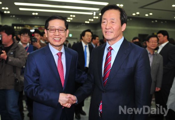 ▲ 김황식 전 총리가 자신의 선대위 출정식에 참석한 정몽준 의원과 악수를 나누고 있다.  ⓒ 이종현 기자