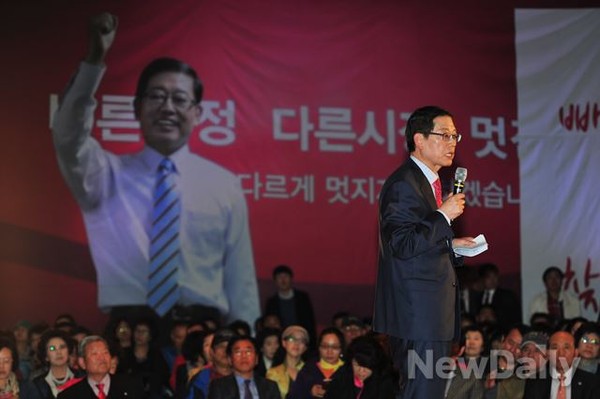 ▲ 김황식 전 총리가 3일 선대위 출정식에서 시민들의 질문에 답변하고 있다. ⓒ 이종현 기자