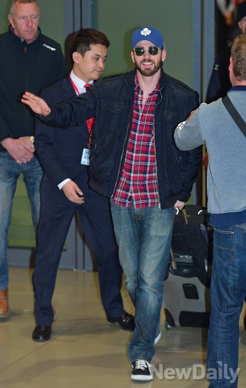 ▲ 밝은 모습으로 입국하는 크리스에반스 ⓒ뉴데일리 정상윤