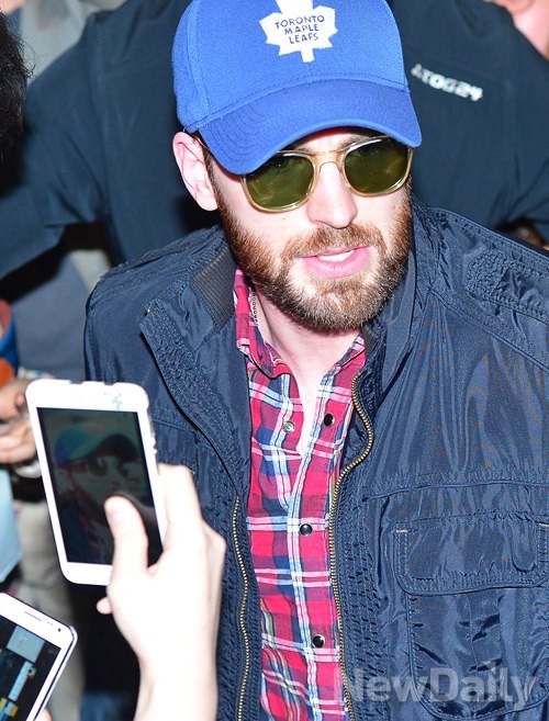 ▲ 몰린 팬들과 취재진으로 인해 공항을 빠져나가는데 애를 먹자 크리스 에반스의 표정이 굳어졌다.  ⓒ뉴데일리 정상윤