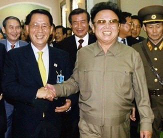 ▲ 김대중 정권 시절 대북특사로 간 박지원과 만난 김정일. 지금은 미라 신세다. [자료사진]