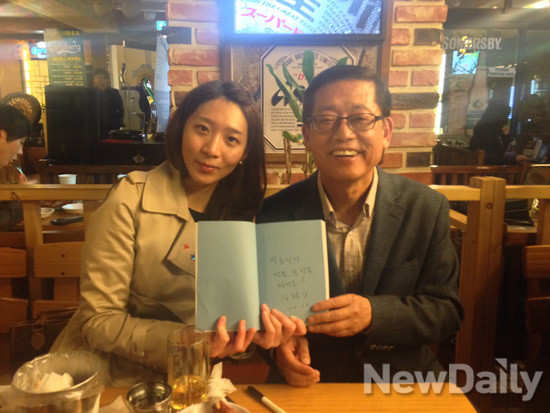 ▲ 김황식 전 총리의 한 페친이 3일 김 전 총리로부터 사인을 받고 기념촬영을 하고 있다. ⓒ 뉴데일리