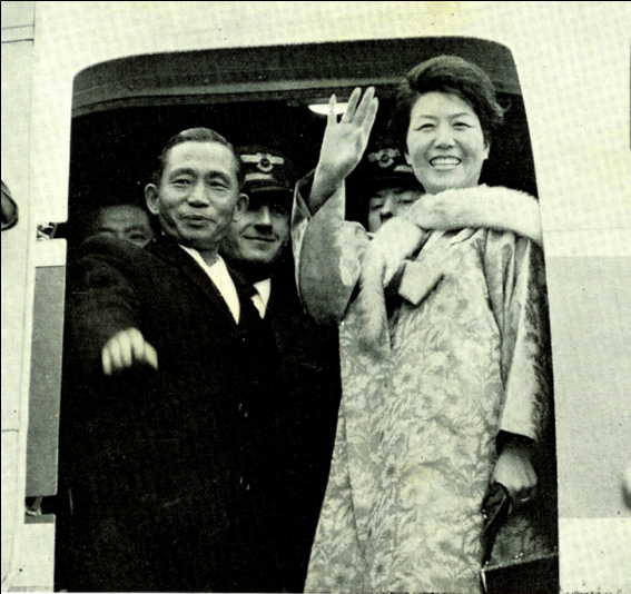 ▲ 귀국 비행기에 탑승, 환송객들에게 답례하는 박 대통령 내외 (1964.12.14)  ⓒ 뉴데일리DB (이현표 소장)