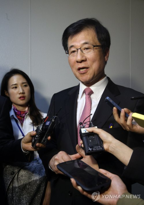 ▲ 안철수 공동대표를 맹비난한 신경민 새민련 최고위원이 3일 오후 백브리핑을 마친 뒤 국회 당 공보실을 나서고 있다. ⓒ연합뉴스