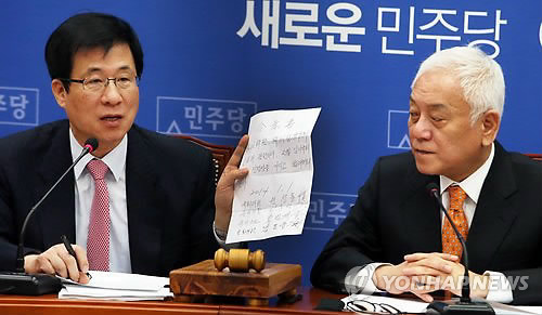 ▲ 새민련 신경민 최고위원을 김한길 대표가 불편한 표정으로 바라보고 있다. ⓒ연합뉴스