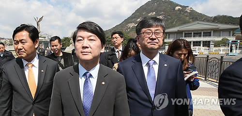 ▲ = 안철수 새정치민주연합 공동대표가 4일 오전 박근혜 대통령과의 면담을 신청하기 위해 청와대를 방문, 영빈관 앞 분수대에서 약식 기자회견을 마친 뒤 면회실로 향하고 있다. ⓒ 연합뉴스