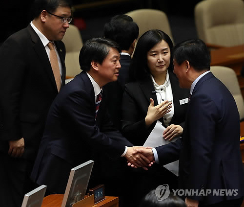 ▲ 새민련 안철수 공동대표와 새누리당 최경환 원내대표가 인사를 나누는 모습. ⓒ연합뉴스