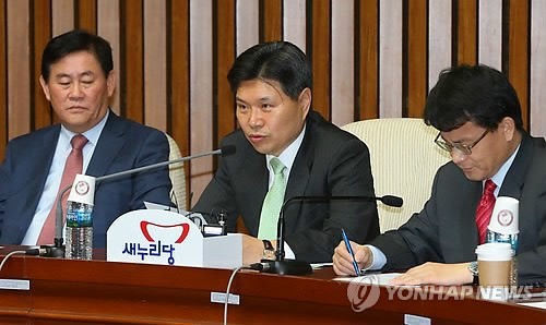 ▲ 새누리당 홍문종 사무총장이 4일 국회에서 열린 주요당직자회의에서 새민련 안철수 공동대표의 말바꾸기를 비판하고 있다. ⓒ연합뉴스