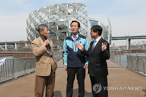 ▲ 정몽준 새누리당 서울시장 예비후보가 4일 오후 서울 반포 세빛둥둥섬을 찾아 관계자의 안내를 받으며 외부를 둘러보고 있다.ⓒ연합뉴스