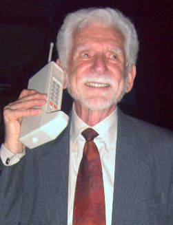 ▲ ⓒ 1973년 휴대폰을 발명한 마틴 쿠퍼