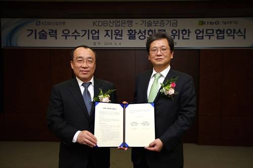 ▲ KDB산업은행이과 기술보증기금이 기술력 우수기업 지원 활성화를 위한 포괄적 업무협약을 체결했다. 사진은 유성수 기술보증기금 전무이사(왼쪽)와 류희경 KDB산업은행 수석부행장. ⓒ KDB산업은행 제공