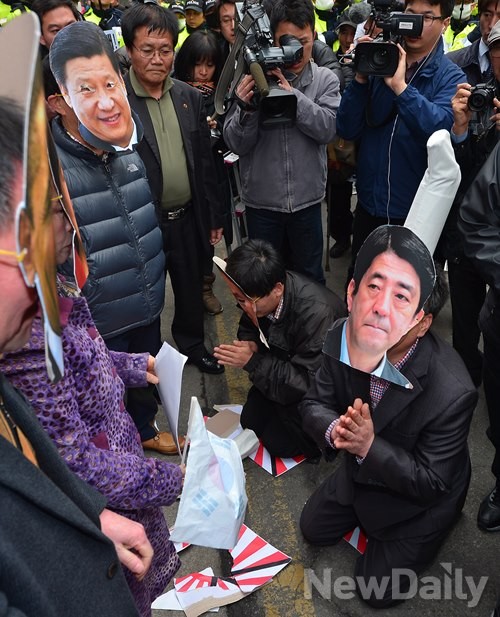 ▲ 지난 3.1절 서울 중구 순화동 주한 일본대사관 앞에서 우파단체들이 아베 내각의 망언에 항의해 벌인 퍼포먼스. ⓒ뉴데일리.