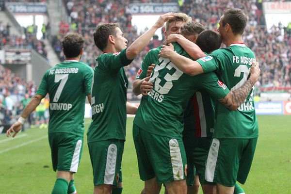▲ 묄더스의 골을 축하해주는 동료들ⓒ아우크스부르크 공식 홈페이지