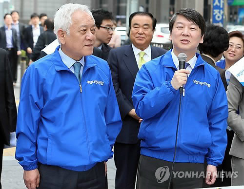 ▲ 김한길, 안철수 공동대표를 비롯한 새정치민주연합 관계자들이 31일 서울 여의도역 앞에서 기초선거정당공천 폐지를 위한 서명운동을 하며 홍보활동을 벌이고 있다. ⓒ연합뉴스