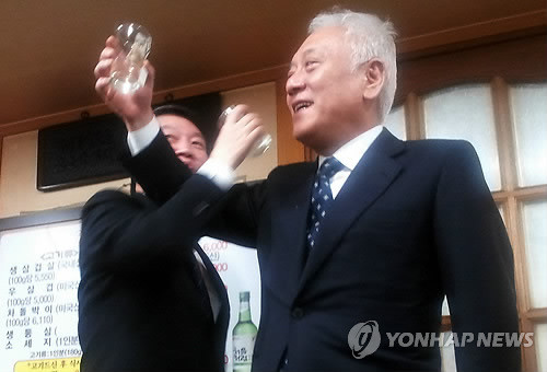 ▲ 김한길-안철수 새정치민주연합 공동대표가 지난 26일 오후 서울 여의도 한 식당에서 가진 기자들과의 만찬간담회에서 메밀차로 러브샷을 하고 있다. ⓒ연합뉴스