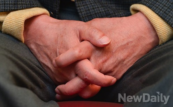 ▲ 김황식 전 총리가 5일 뉴데일리와의 인터뷰 중에 양 손을 가지런히 모으고 있는 모습.  ⓒ 정상윤 기자