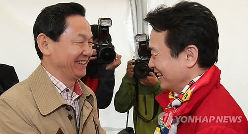 ▲ 지난달 29일 오전 경기도 수원야구장에서 열린 프로야구 10구단 수원 KT 위즈 출정식에 참가한 6·4 지방선거 경기도지사 새누리당 남경필(오른쪽) 후보와 새정치민주연합 김상곤 후보가 웃으며 인사를 나누고 있다. ⓒ연합뉴스