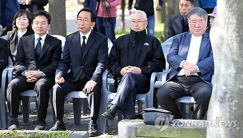 ▲ 제주도지사 선거에 출사표를 던진 새누리당의 원희룡 예비후보, 새정치민주연합의 고희범, 신구범 예비후보와 출마 예정인 김우남 의원(이상 왼쪽부터)이 1일 오전 제주시 신산공원에서 열린 제66주년 4·3해원방사탑제에 참석해 서먹한 표정으로 앉아있다. ⓒ연합뉴스