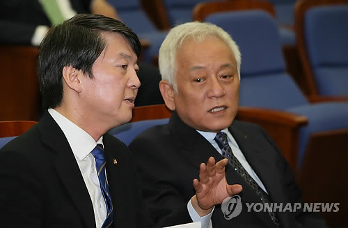 ▲ 김한길(오른쪽), 안철수 새정치민주연합 공동대표가 2일 국회에서 열린 의원총회에서 대화하고 있다. ⓒ연합뉴스