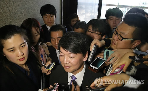 ▲ 안철수 새정치민주연합 공동대표가 7일 국회에서 박준우 청와대 정무수석에게 '공천폐지회동' 거부 입장을 통보받은 뒤 취재진의 질문을 받고 있다. ⓒ 연합뉴스