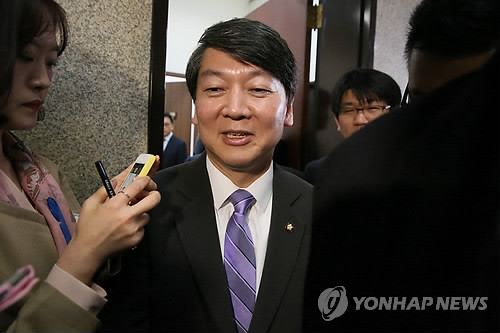 ▲ 안철수 새정치민주연합 공동대표가 7일 국회에서 박준우 청와대 정무수석에게 '공천폐지회동' 거부 입장을 통보받은 뒤 방을 나서고 있다.ⓒ연합뉴스