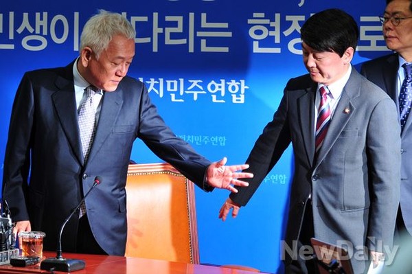 ▲ 새민련 김한길-안철수 공동대표가 8일 국회 당대표실에서 무공천 입장 번복 기자회견을 갖고 있다. ⓒ이종현 기자