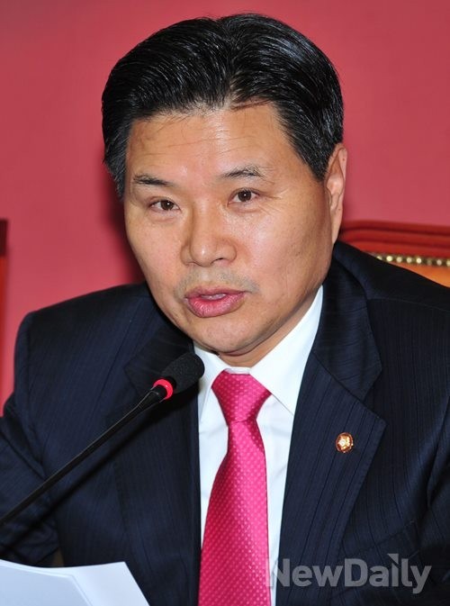 ▲ 기초선거 정당공천 관련 그동안 새민련에게 비난을 받아온 새누리당. 하지만 이제 상황은 역전됐다. 사진은 새누리당 홍문종 사무총장. ⓒ이종현 기자