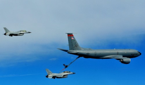▲ 미 공군 KC-135 공중급유기와 함께 공중급유훈련하는 공군 KF-16.ⓒ공군