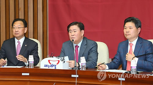 ▲ 최경환 새누리당 원내대표가 8일 오전 국회에서 열린 원내대책회의에서 새정치민주연합이 지방선거 기초공천 문제와 관련한 입장을 밝히고 있다.ⓒ연합뉴스