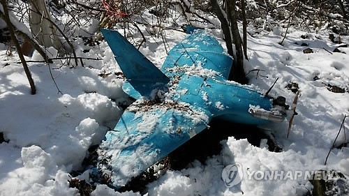 ▲ 지난6일 강원도 삼척의 한 야산에서 발견된 북한제 추정 무인항공기. 이 무인항공기는 지난 3일 주민의 신고로 수색 끝에 발견됐다. (사진 = 저작권자(c) 연합뉴스, 무단 전재-재배포 금지)