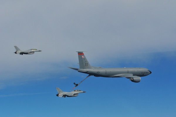 ▲ 미 공군 KC-135 공중급유기와 함께 공중급유훈련하는 공군 KF-16.ⓒ공군