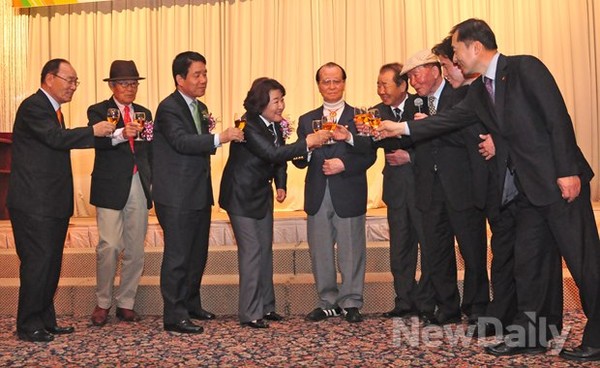 ▲ 대한럭비협회 박윤경 신임 회장이 럭비 원로들과 함께 취임식에서 건배를 하고 있다ⓒ뉴데일리 이미화 기자