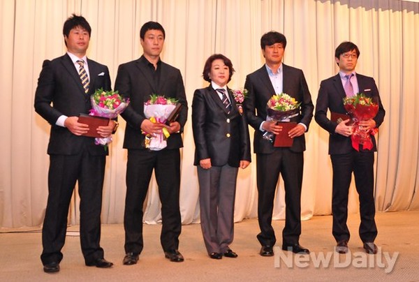 ▲ 왼쪽부터 김종수, 박노영, 박창민, 이진욱 선수, 대한럭비협회 박윤경 신임 회장 ⓒ뉴데일리 이미화 기자