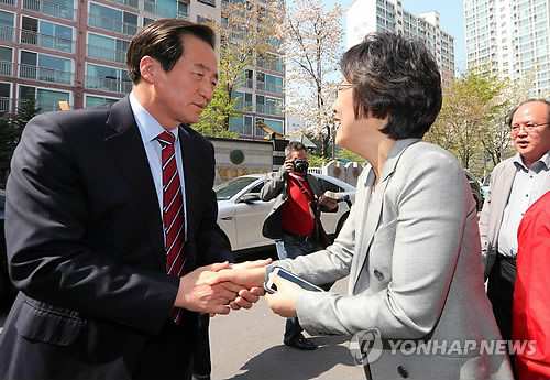 ▲ 정몽준 이혜훈 새누리당 서울시장 예비후보가 8일 오후 서울 동대문구민회관에서 열린 새누리당 동대문(을) 당원협의회 필승 결의대회에 참석하며 악수하고 있다. ⓒ연합뉴스