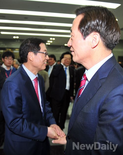 ▲ 김황식 전 총리가 서울시장 출마 출정식에서 정몽준 후보와 만나 악수를 나누고 있다. ⓒ 이종현 기자