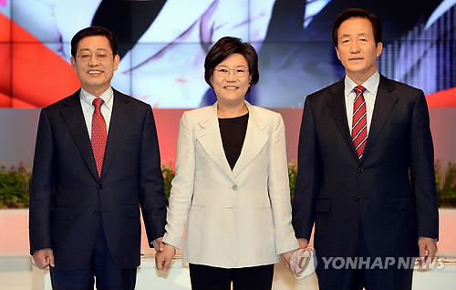 ▲ 김황식(왼쪽부터), 이혜훈, 정몽준 새누리당 서울시장 예비후보가 9일 오후 서울 여의도 MBC에서 열리는 '서울시장예비후보 경선 1차 TV토론'에 앞서 취재진을 위한 포즈를 취하고 있다. ⓒ 연합뉴스