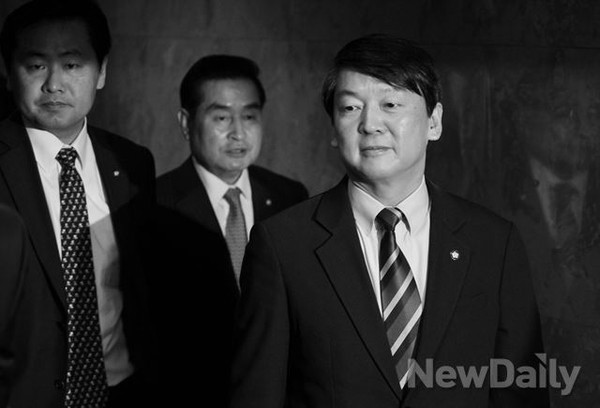 ▲ 무공천 카드로 여권을 비난하다가 결국 공천을 하겠다고 말을 바꾼 안철수 새민련 공동대표. ⓒ이종현 기자